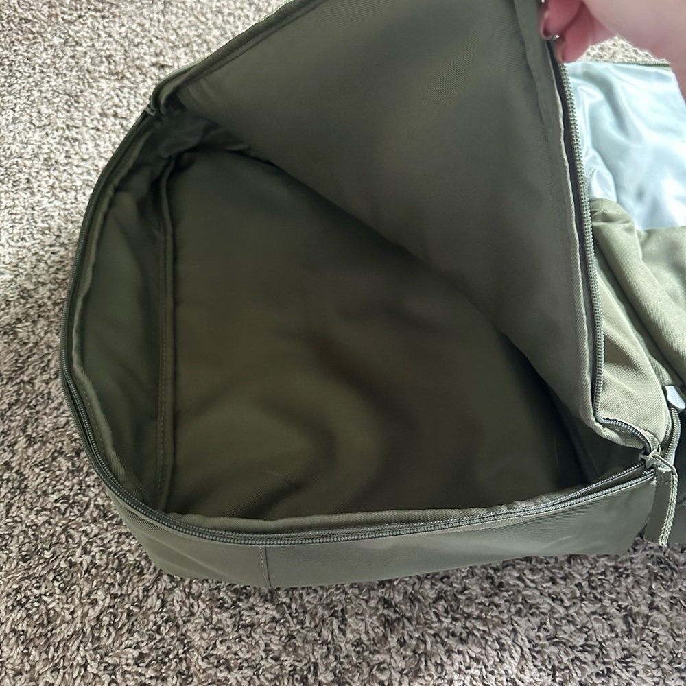 Béis The Ultimate Travel Duffle - Picture 7 of 9